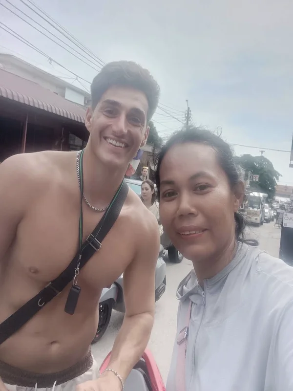 Ireen with a happy customer at Mae Haad